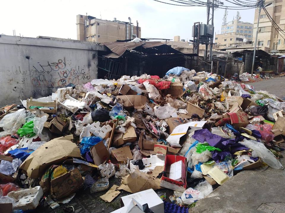 بلدية إربد: تراكم النفايات بسبب الإغلاقات