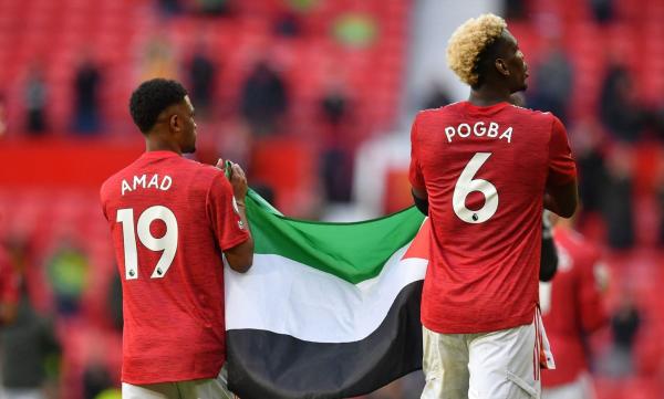 بوغبا وديالو يلوحان بعلم فلسطين في الدوري الانجليزي