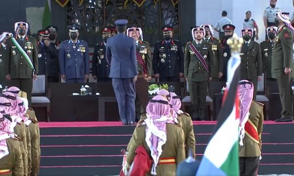 الملك ينعم بأوسمة على مرتبات من الجيش والاجهزة الأمنية