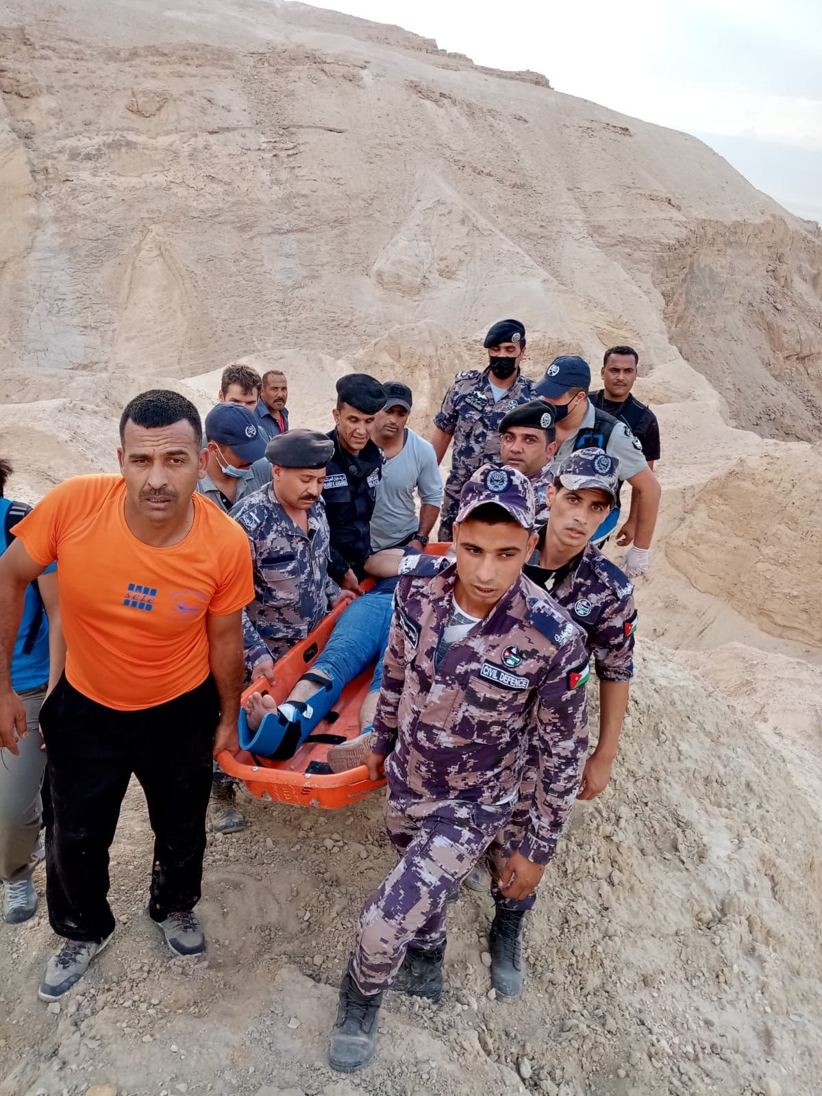 الدفاع المدني ينقذ سائحا سقط عن مقطع صخري