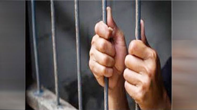 حبس شخص 8 أشهر بسبب منح هويته لآخر لتلقي المطعوم