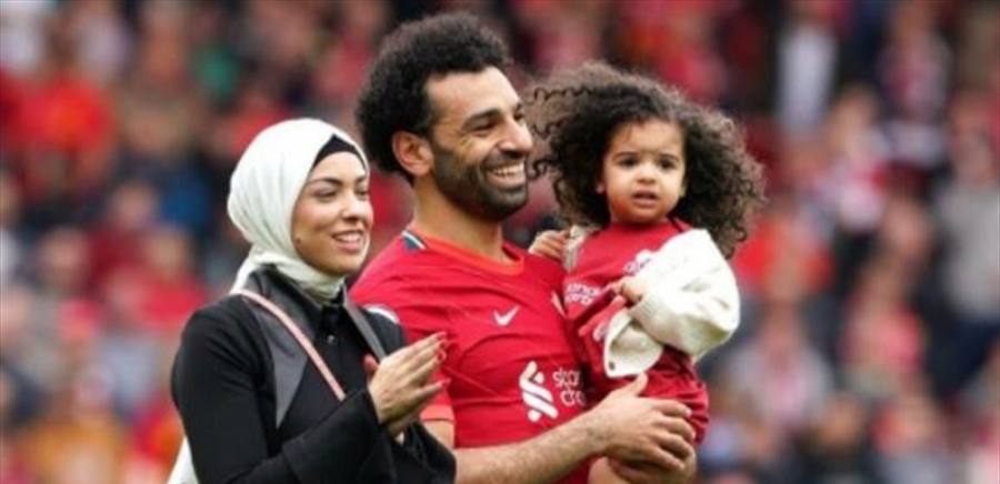 محمد صلاح يعانق إمرأة شقراء بحضور زوجته وأمام الملايين
