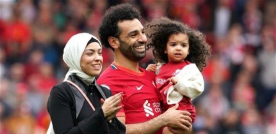 محمد صلاح يعانق إمرأة شقراء بحضور زوجته وأمام الملايين...