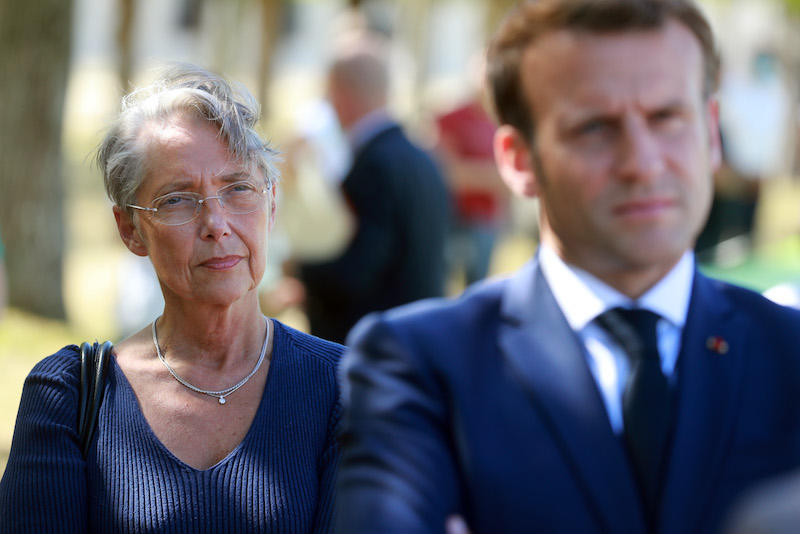 رئيسة الحكومة الفرنسية تقدم استقالتها وماكرون يرفضها