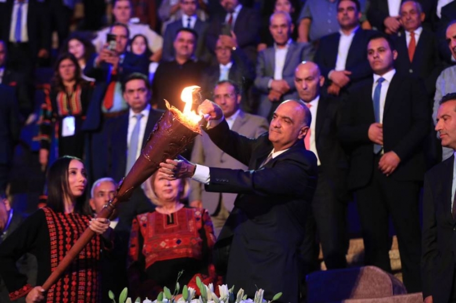 رئيس الوزراء يوقد شعلة مهرجان جرش في دورته الـ36
