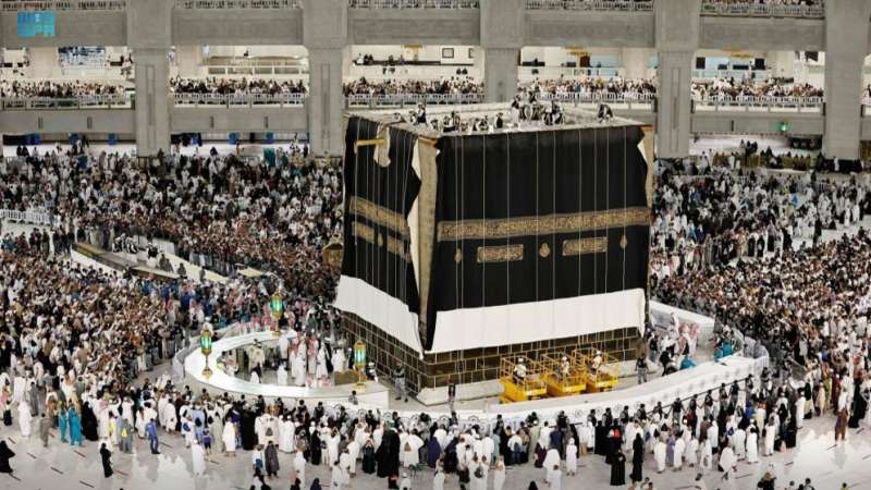 استبدال كسوة الكعبة المشرفة في مكة المكرمة
